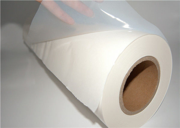 A lavagem 60℃ Resist desnata o filme esparadrapo do derretimento quente branco do poliéster para as etiquetas de borracha 1 do PVC